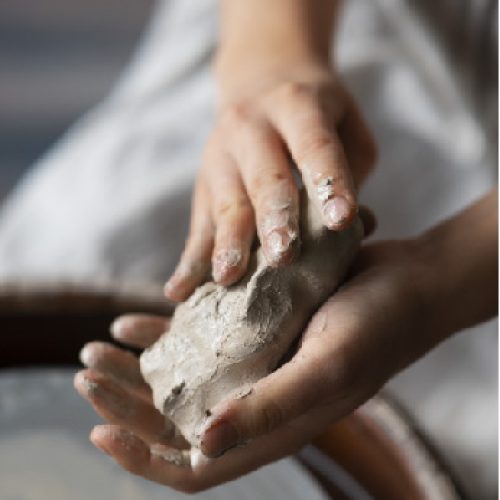 El barro en el arte: entre lo utilitario y lo simbólico